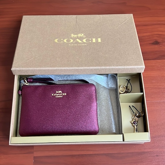 COACH Wristlet Gift Set with Two Zipper Charms NIB - Picture 1 of 5